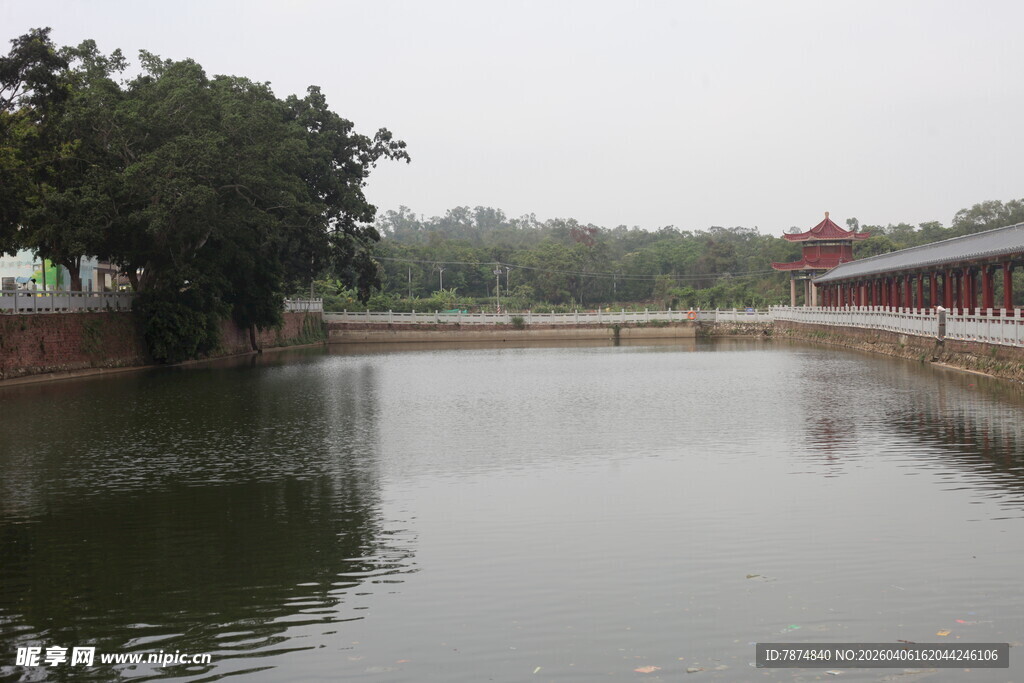 湛江宁静湖畔古建筑景观