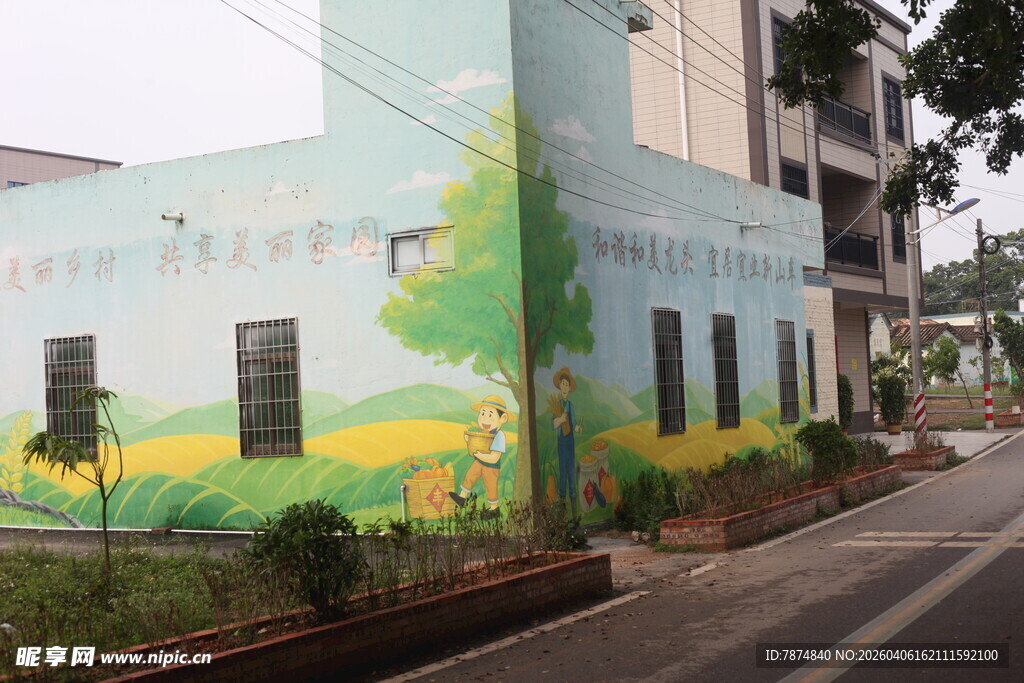 湛江街道旁的彩色墙绘建筑