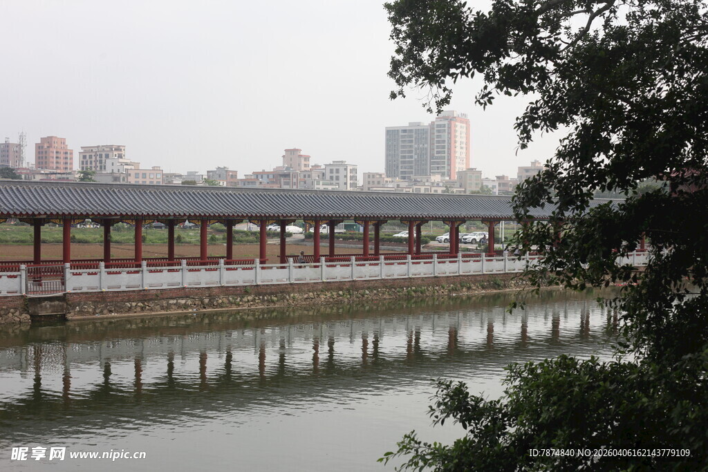 湛江河畔长廊映于平静水面