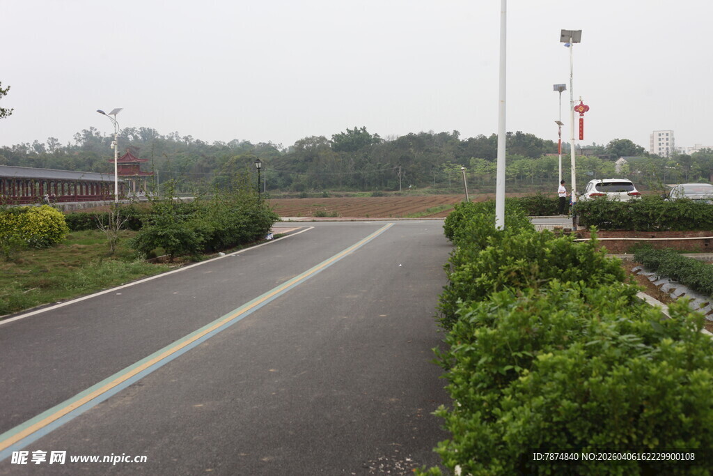 湛江郊外空旷的柏油道路