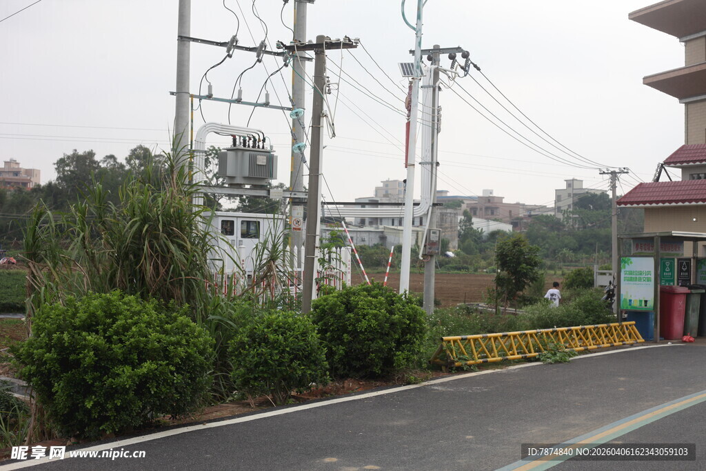 湛江道路旁的电力设施与景观