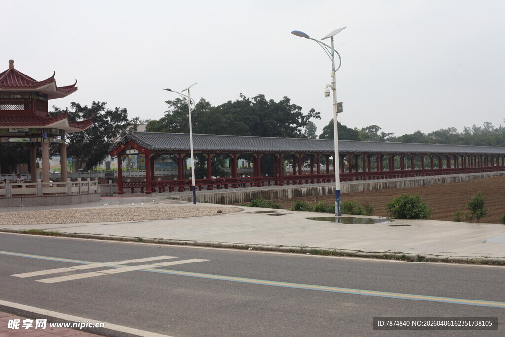 湛江中式建筑旁的宽阔道路