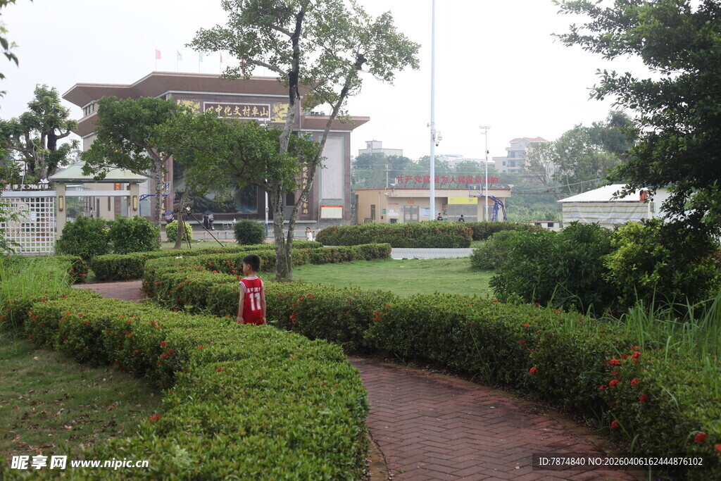 湛江花园小径旁的消防栓景观