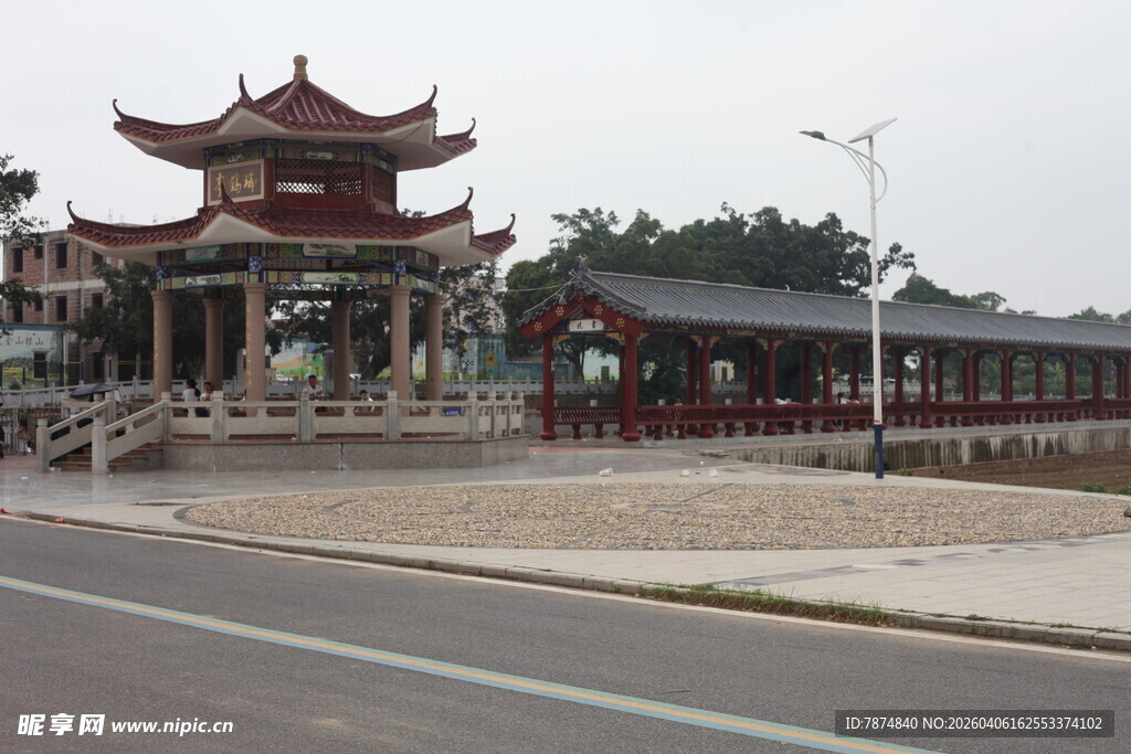 湛江中式古建庙宇立于路旁