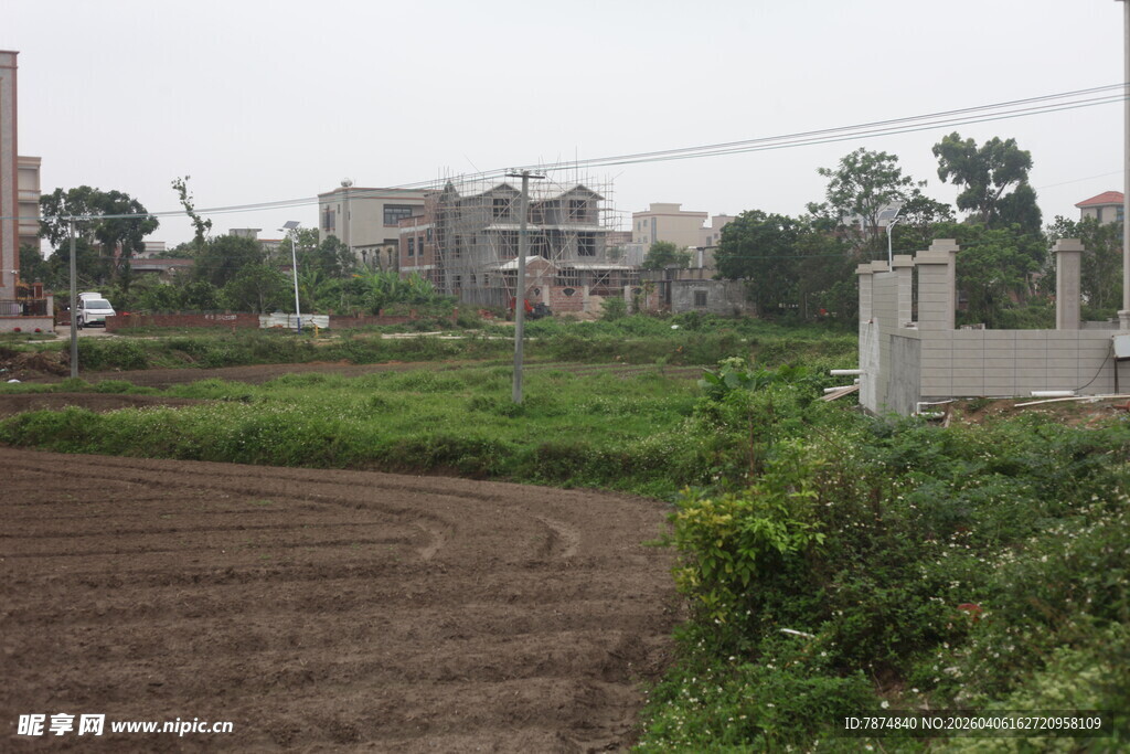 湛江乡村田野与远处建筑景观