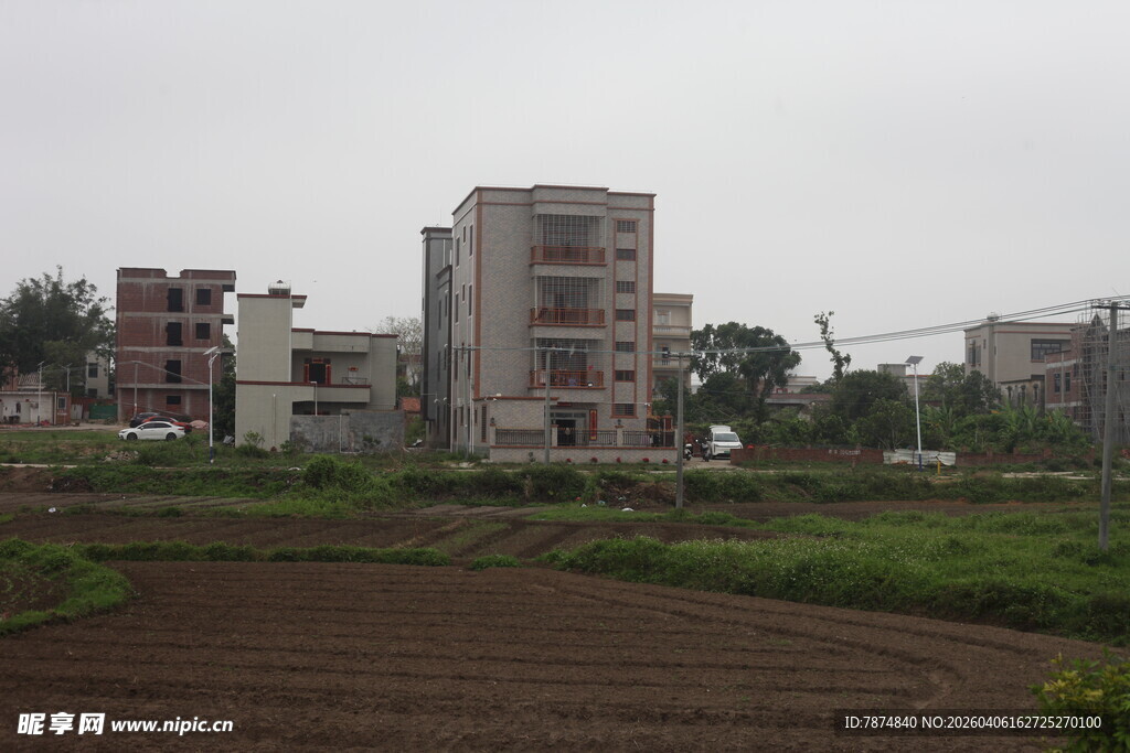 湛江城郊田园旁的多层建筑群