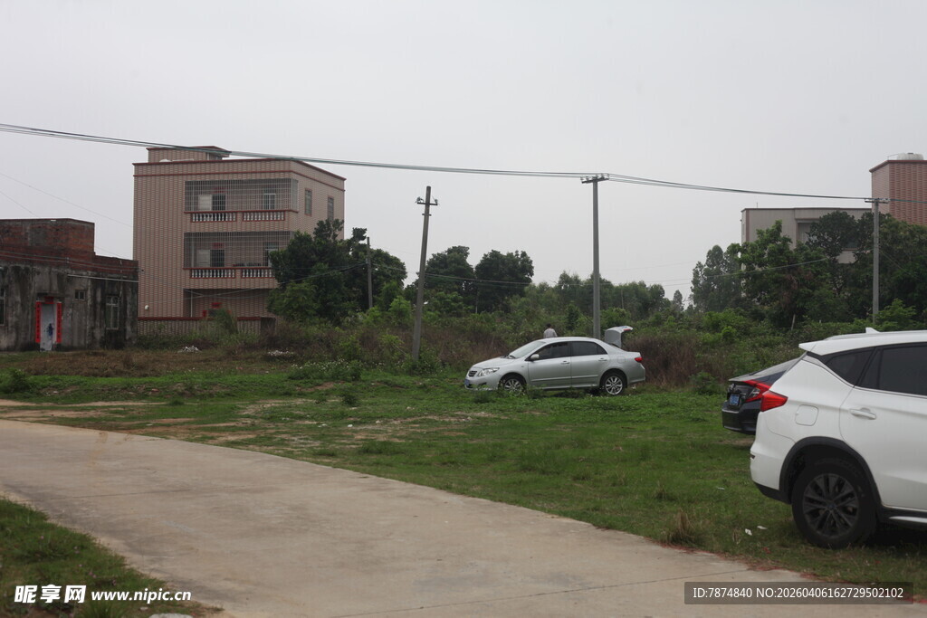 湛江乡村路边停放的几辆汽车