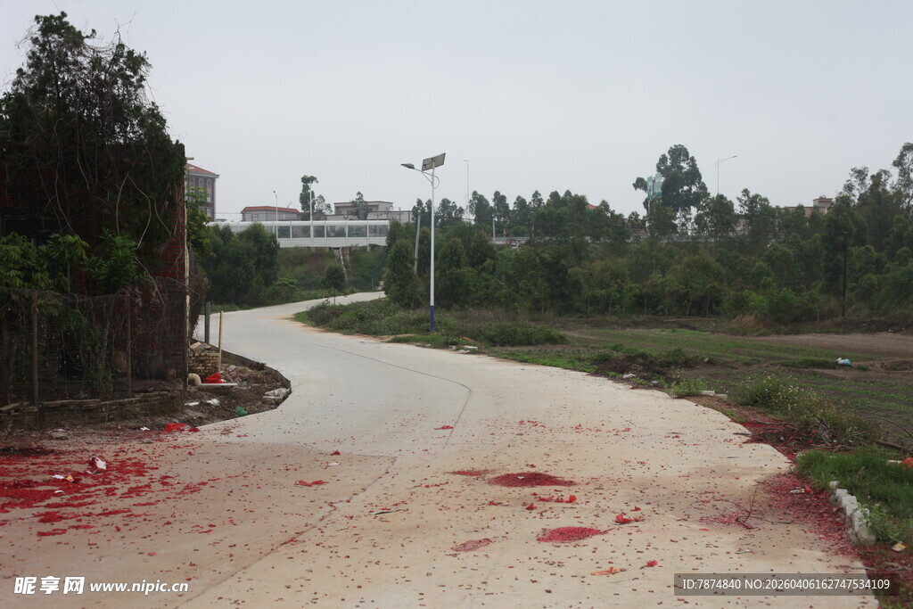 湛江乡间小路现斑斑红色痕迹