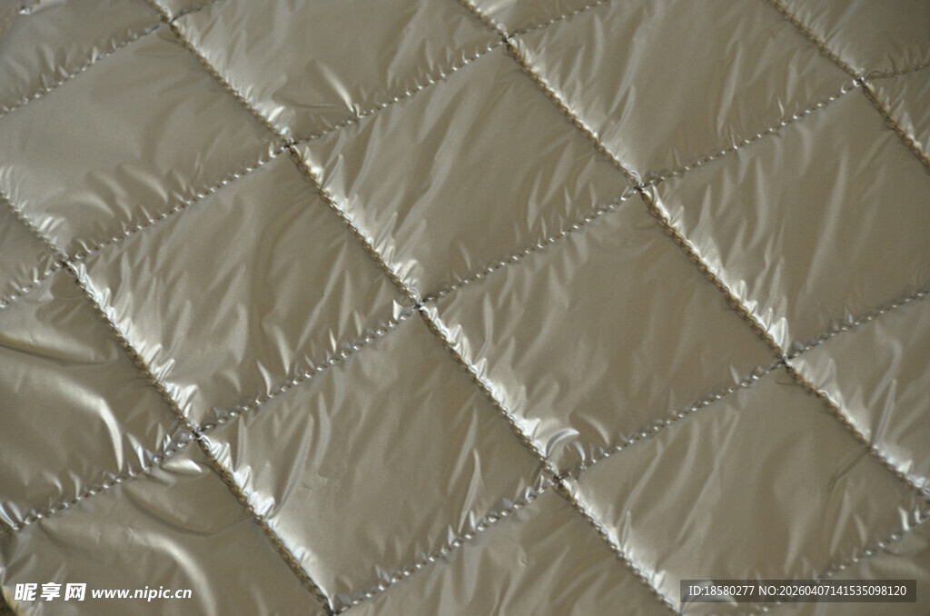 银色褶皱菱格纹理面料