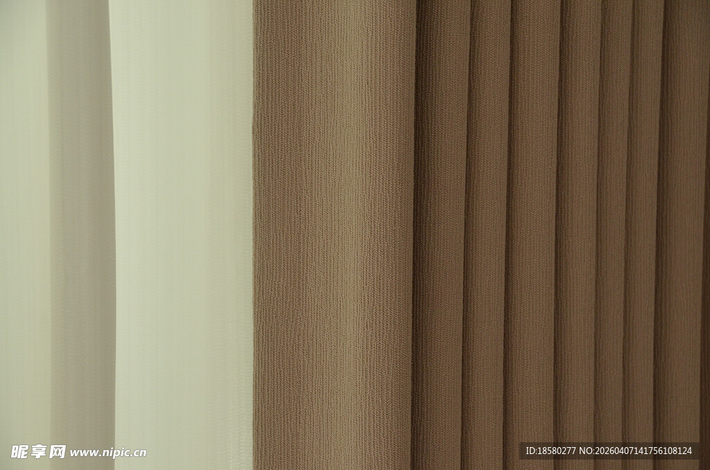 棕色竖纹窗帘特写