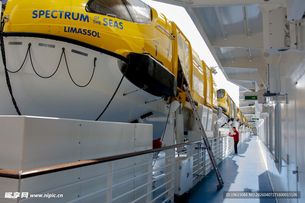 邮轮上的救生船