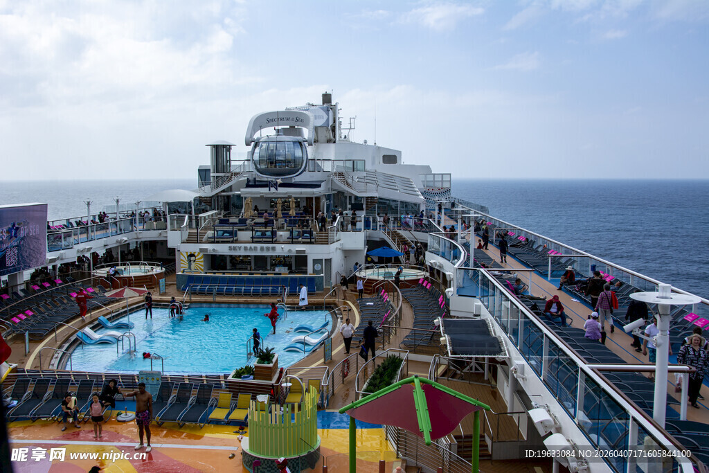 豪华邮轮上的休闲娱乐场景