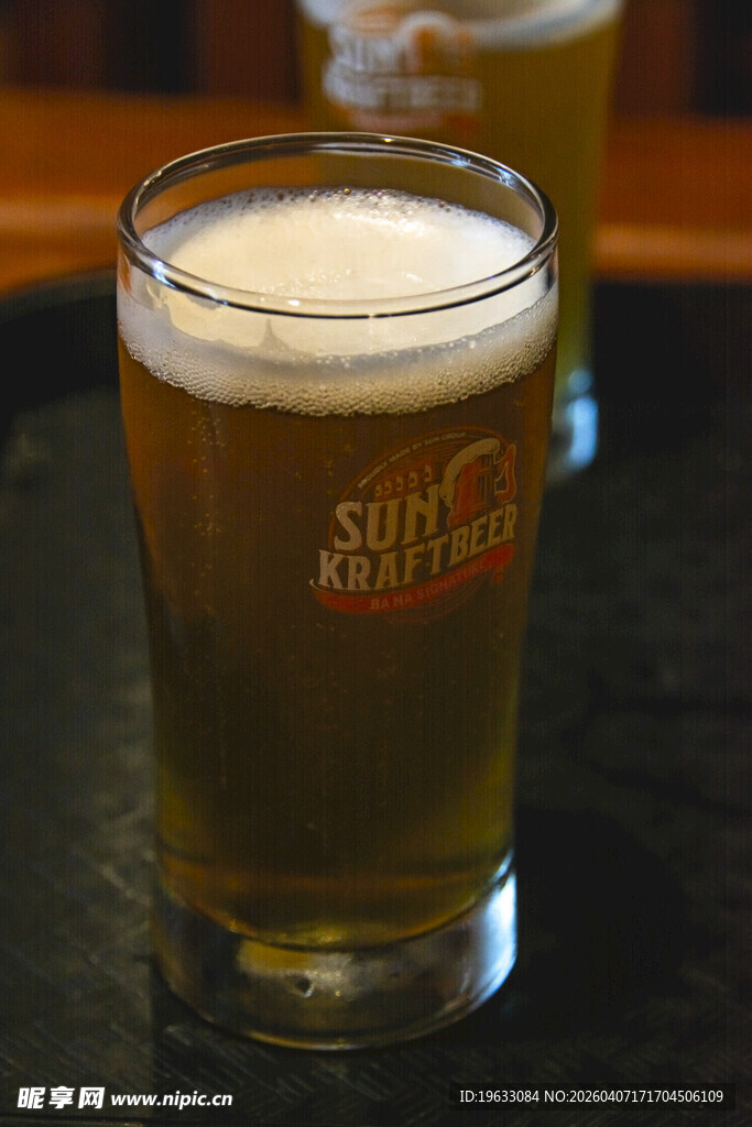 玻璃杯中的金黄啤酒