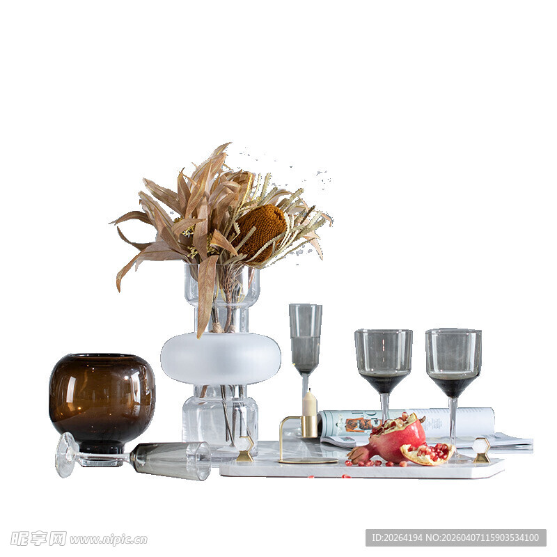 精致餐具与装饰花组合