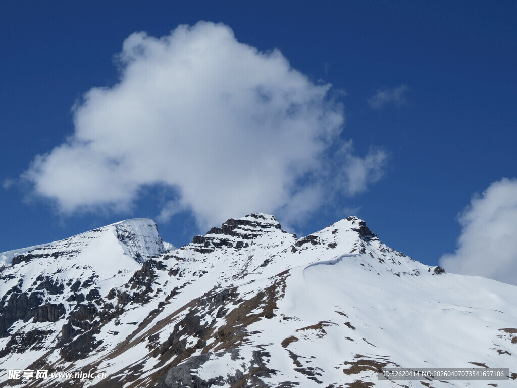 雪山蓝天壮丽自然景观