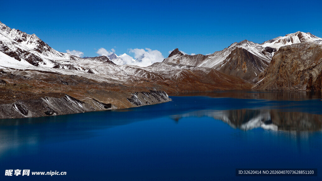 高山蓝湖美景