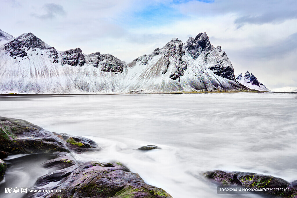 冰雪覆盖的海岸壮丽景观