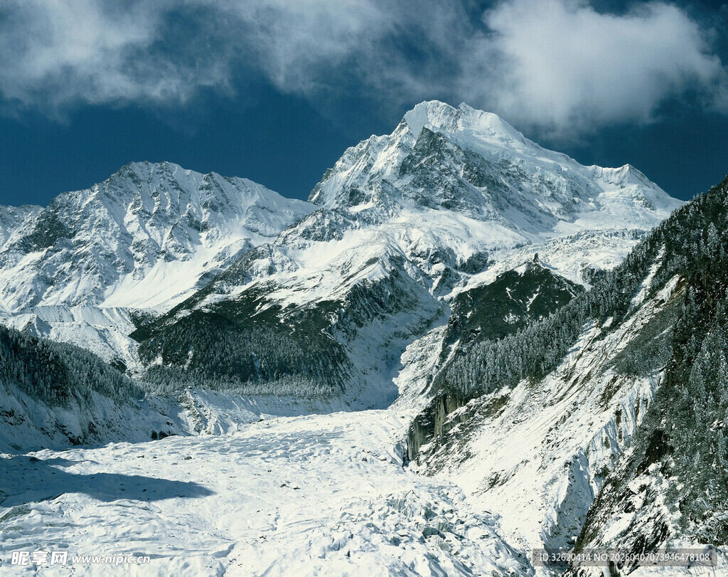 壮丽雪山景观