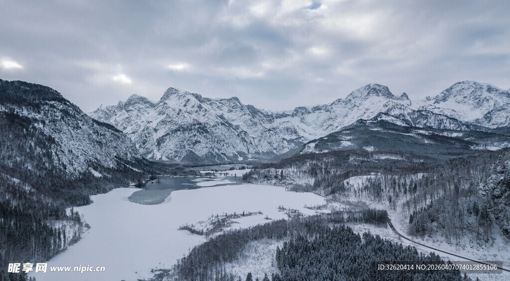 冬日雪山湖泊壮丽景观