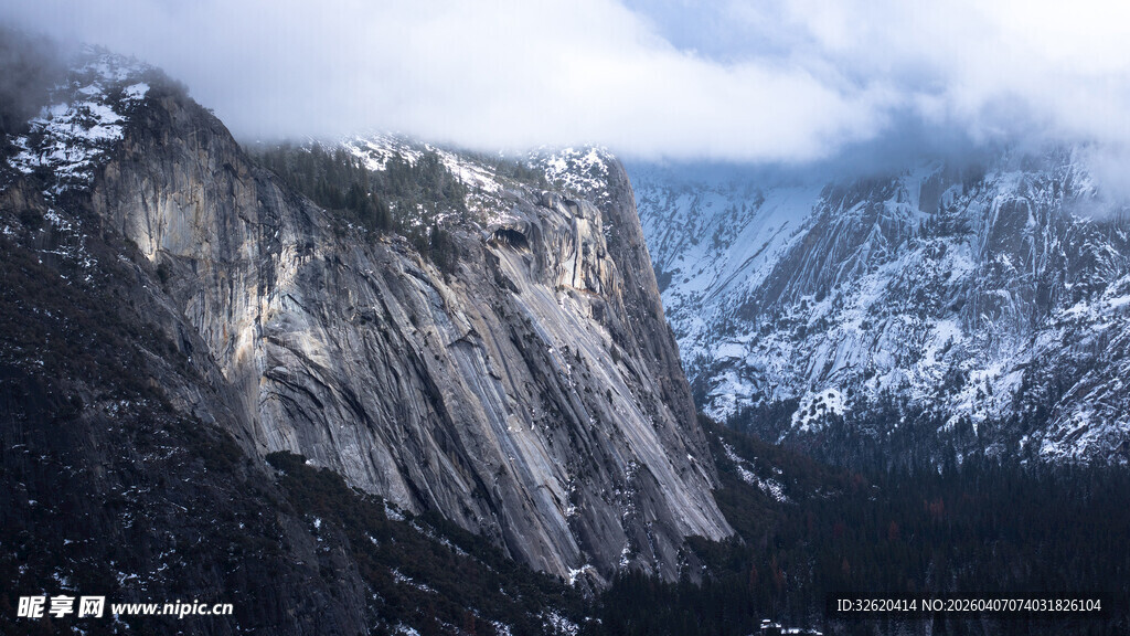 壮丽雪山悬崖风景
