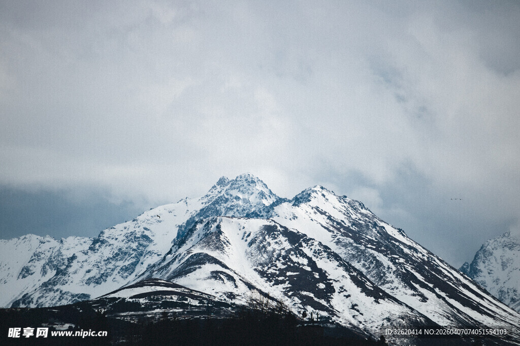 巍峨雪山