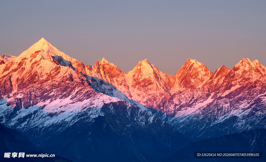 壮丽雪山日出美景