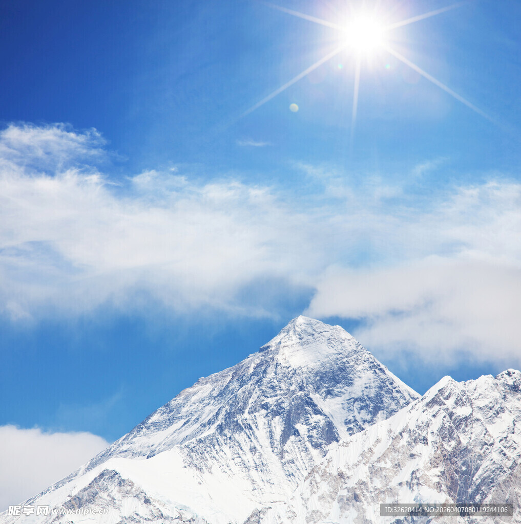 雪山映日美景