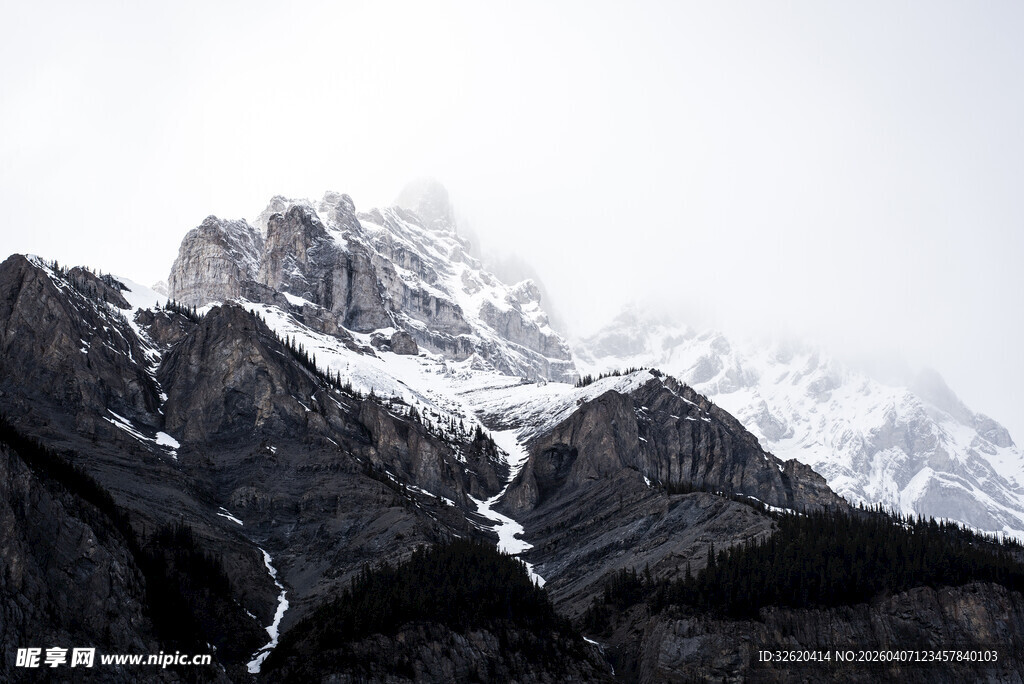 巍峨雪山壮丽自然景观