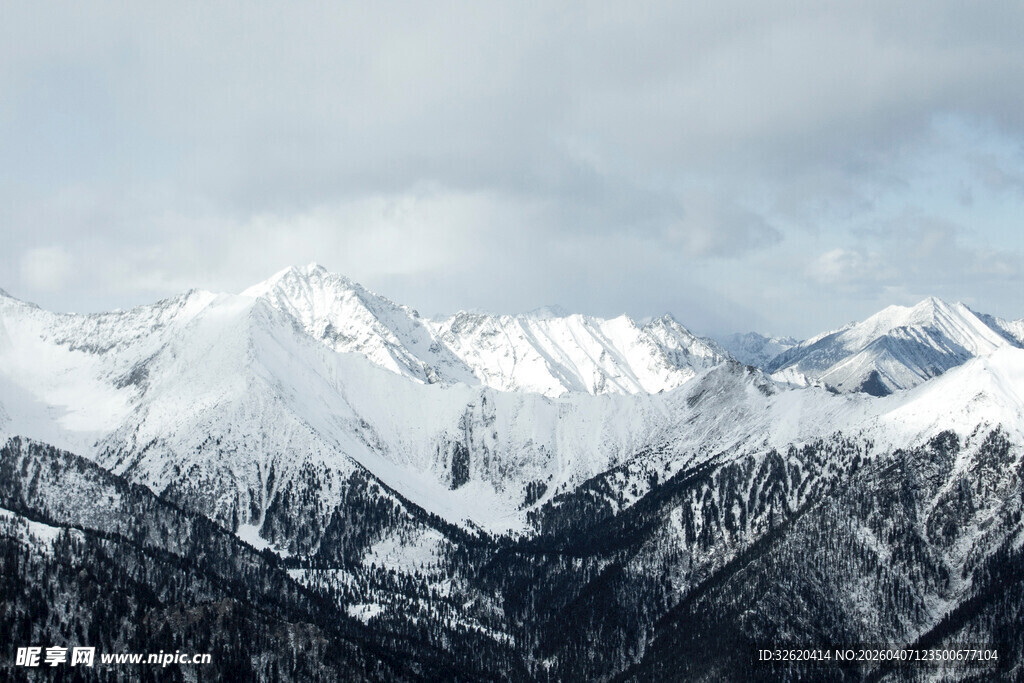 壮丽雪山景观
