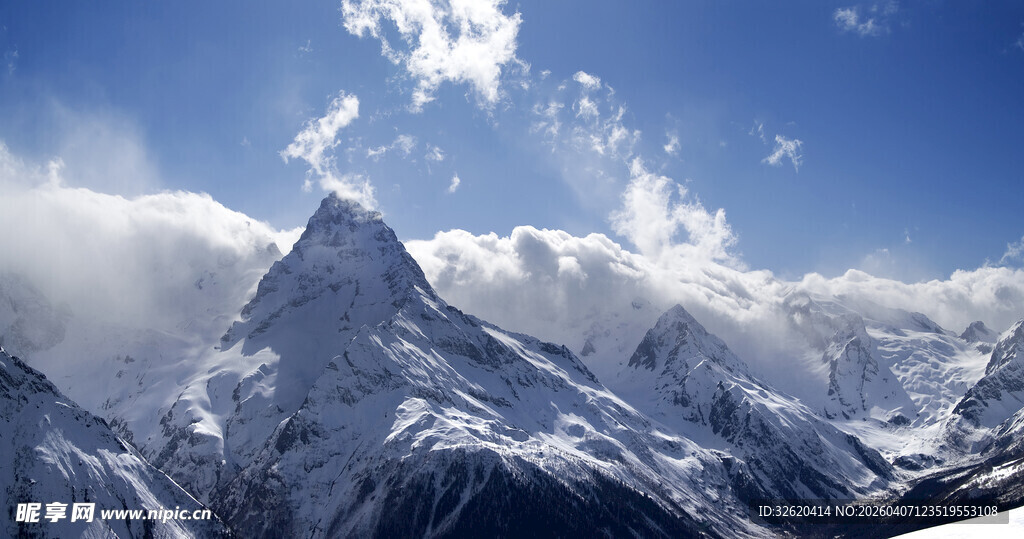 巍峨雪山