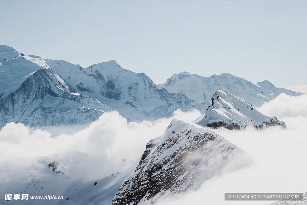 雪山云海中的壮丽山峰