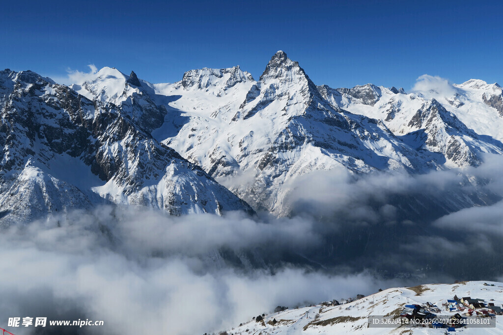 壮丽雪山云海景观