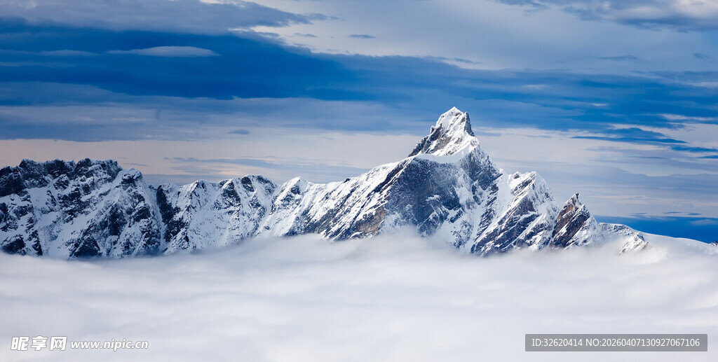 巍峨雪山耸立于云海之上