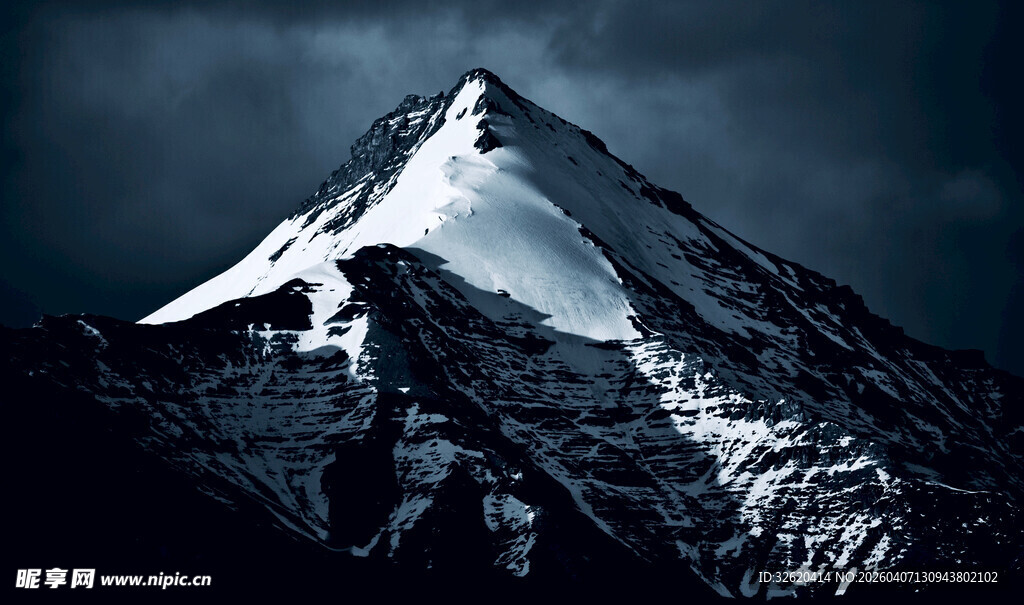 巍峨雪山