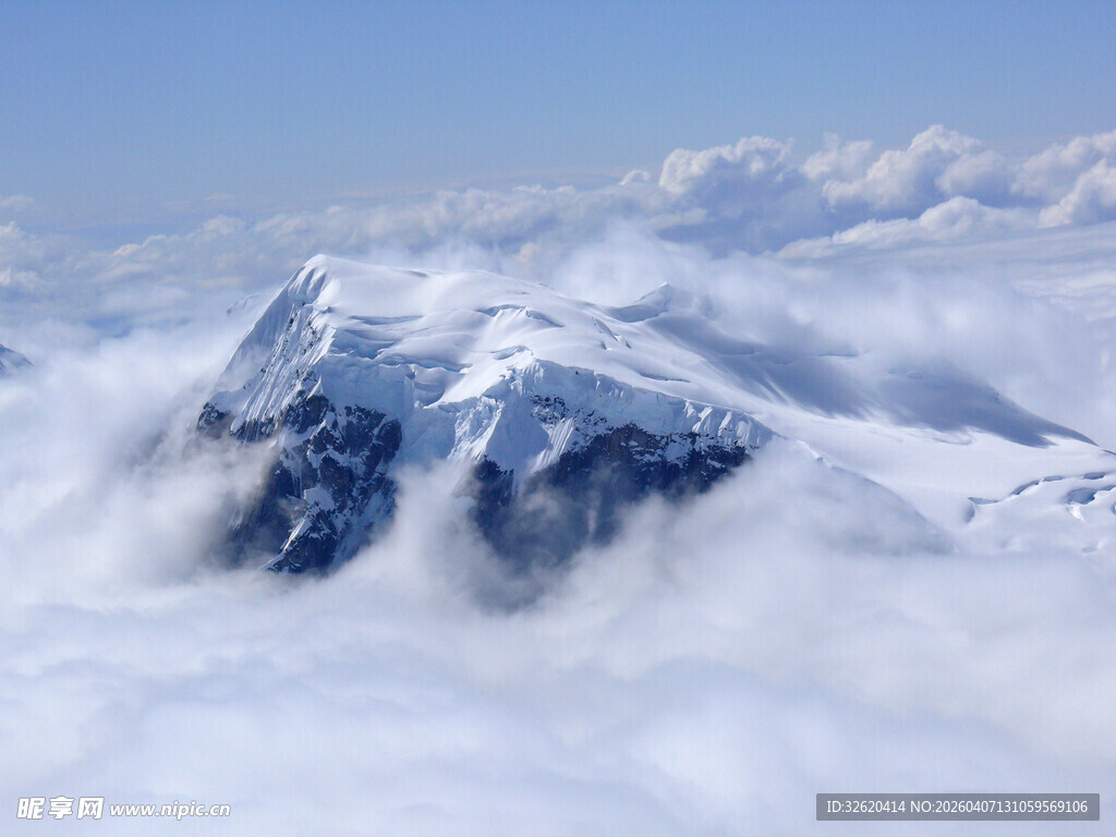 雪山云海壮丽景观