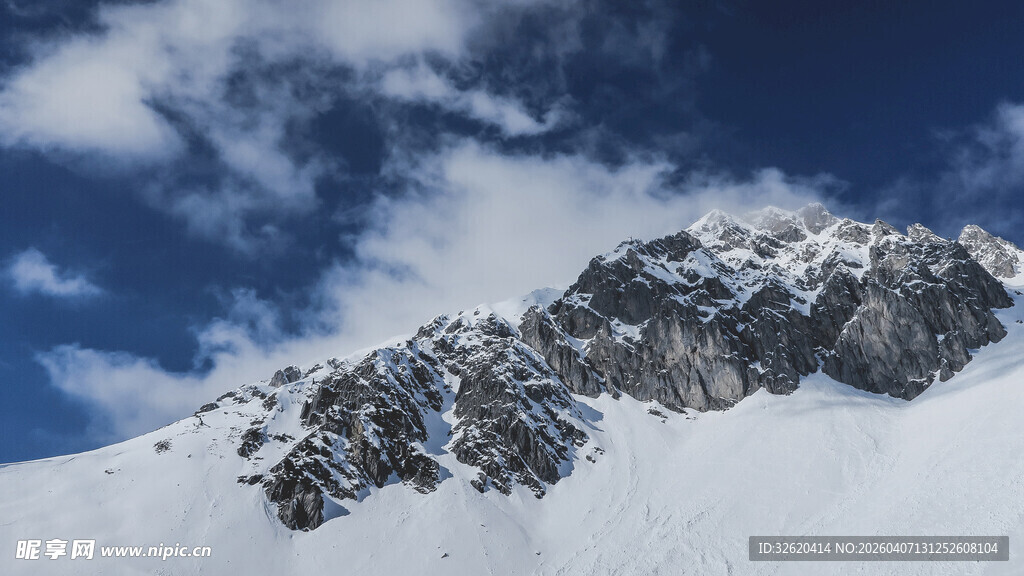 雪山峻岭