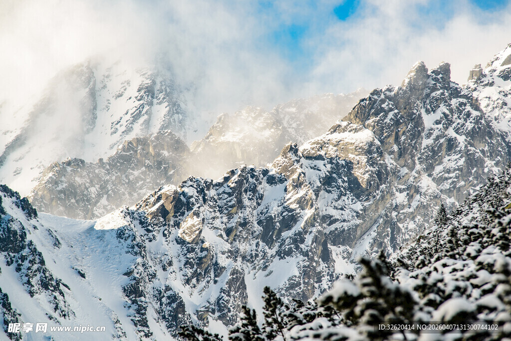 雪山壮丽景观