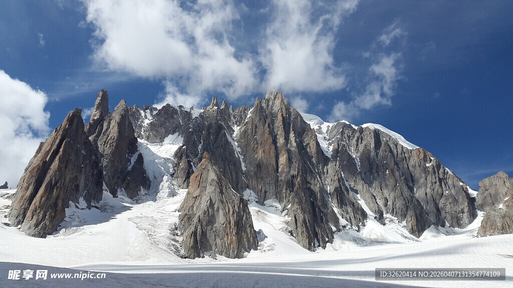 巍峨雪山壮丽山峰