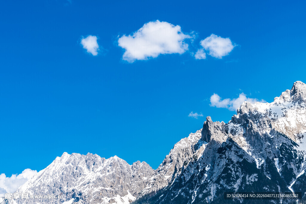 雪山蓝天美景