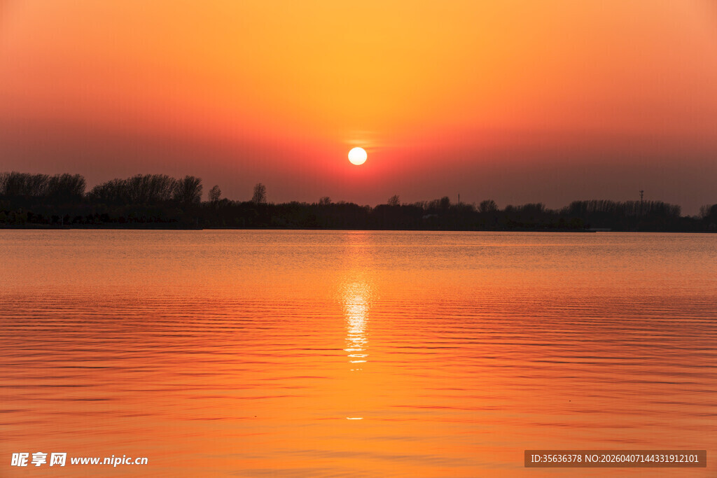 夕阳下的湖面美景
