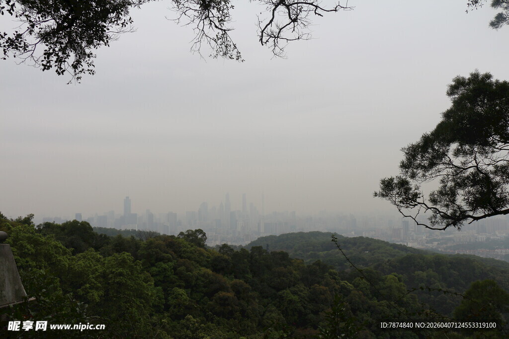 山林间远眺朦胧城市景象