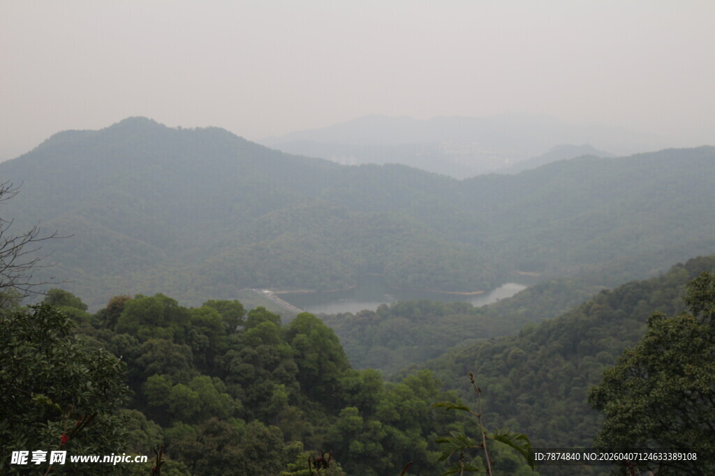 山峦绿树间的朦胧景致