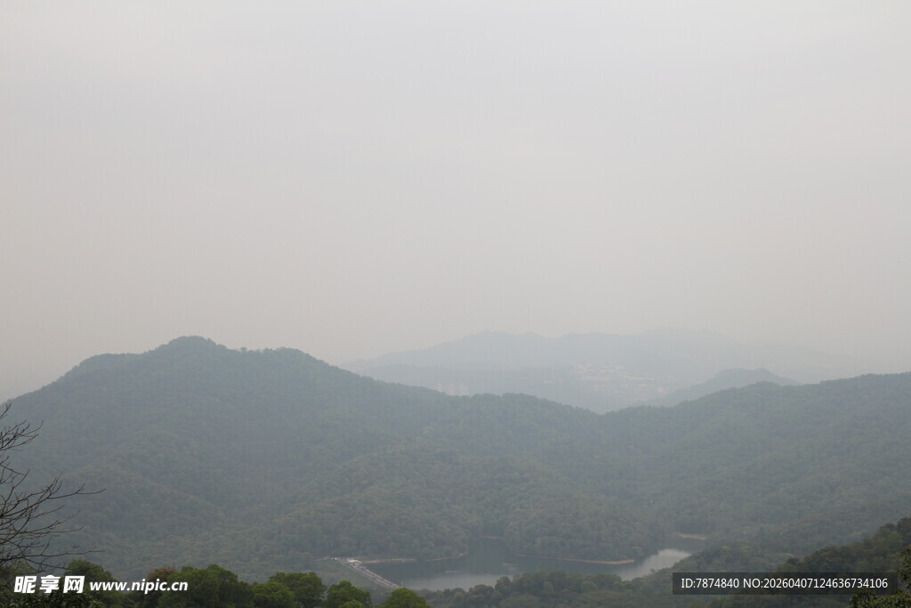 山峦叠翠间的朦胧景致