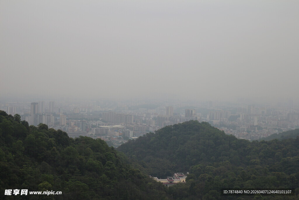 山间远眺城市朦胧景致