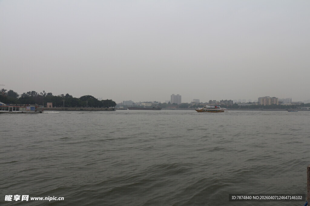 阴天的宽阔水域景观