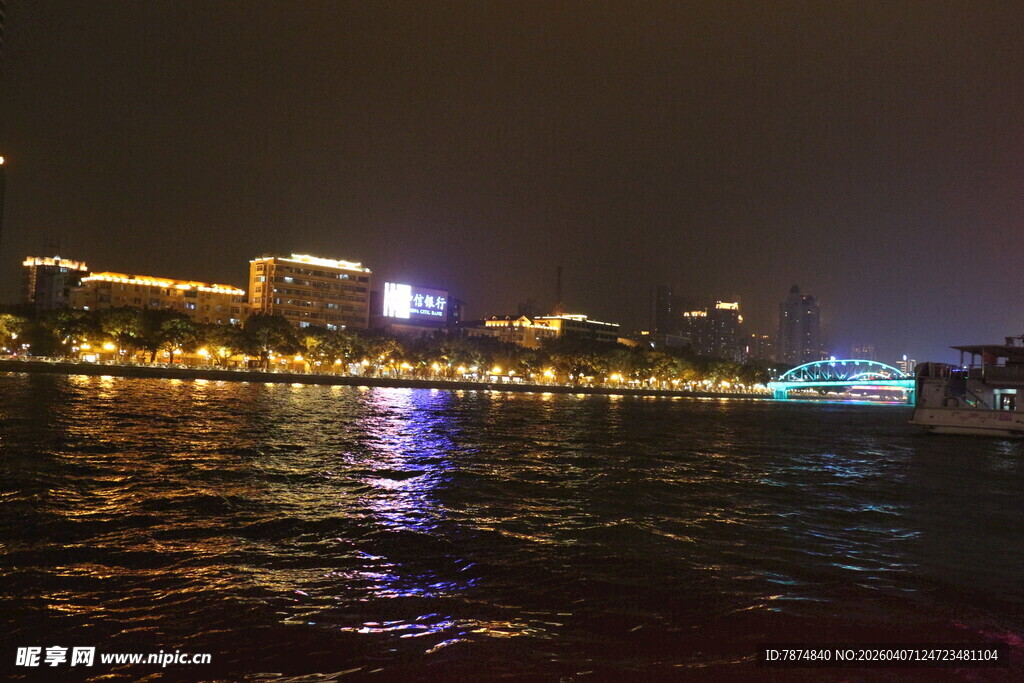 城市江畔璀璨夜景
