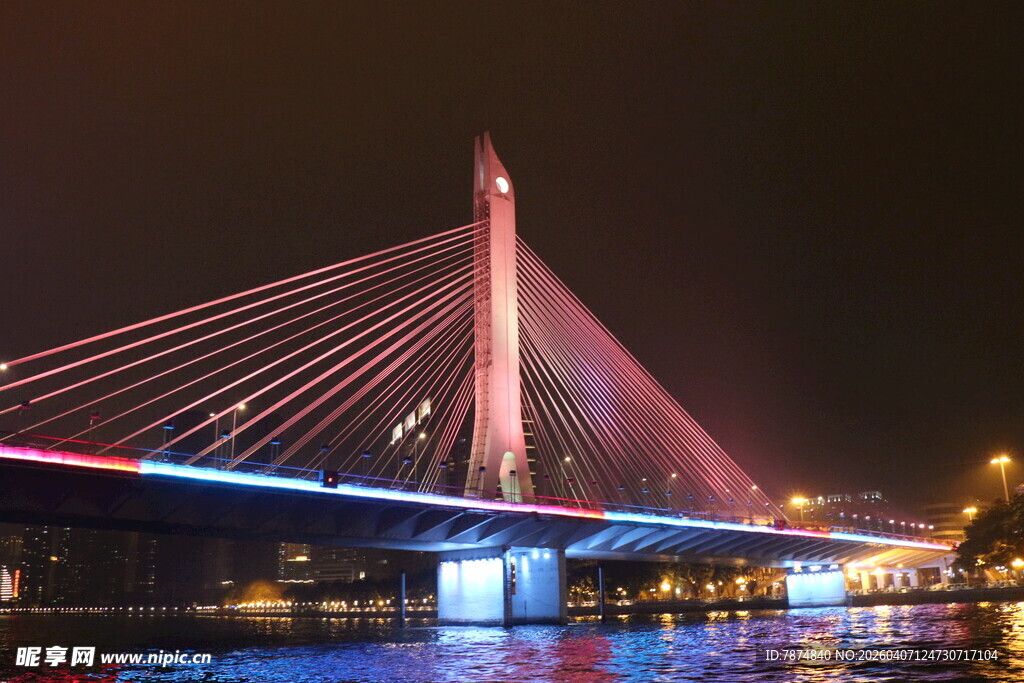 城市夜景中的绚丽斜拉桥
