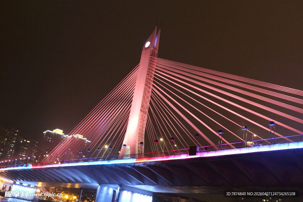 夜晚绚丽的斜拉桥景观