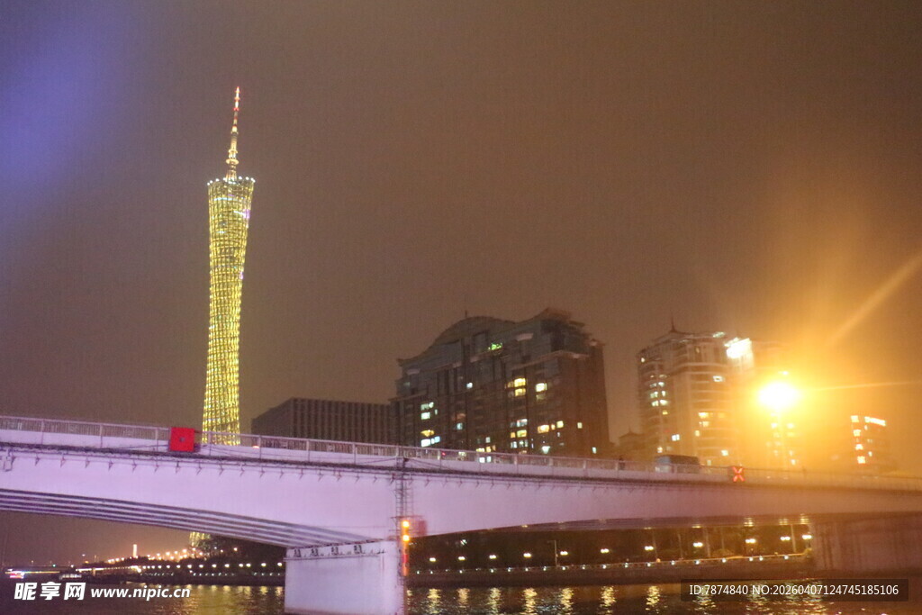 广州塔夜景下的桥梁