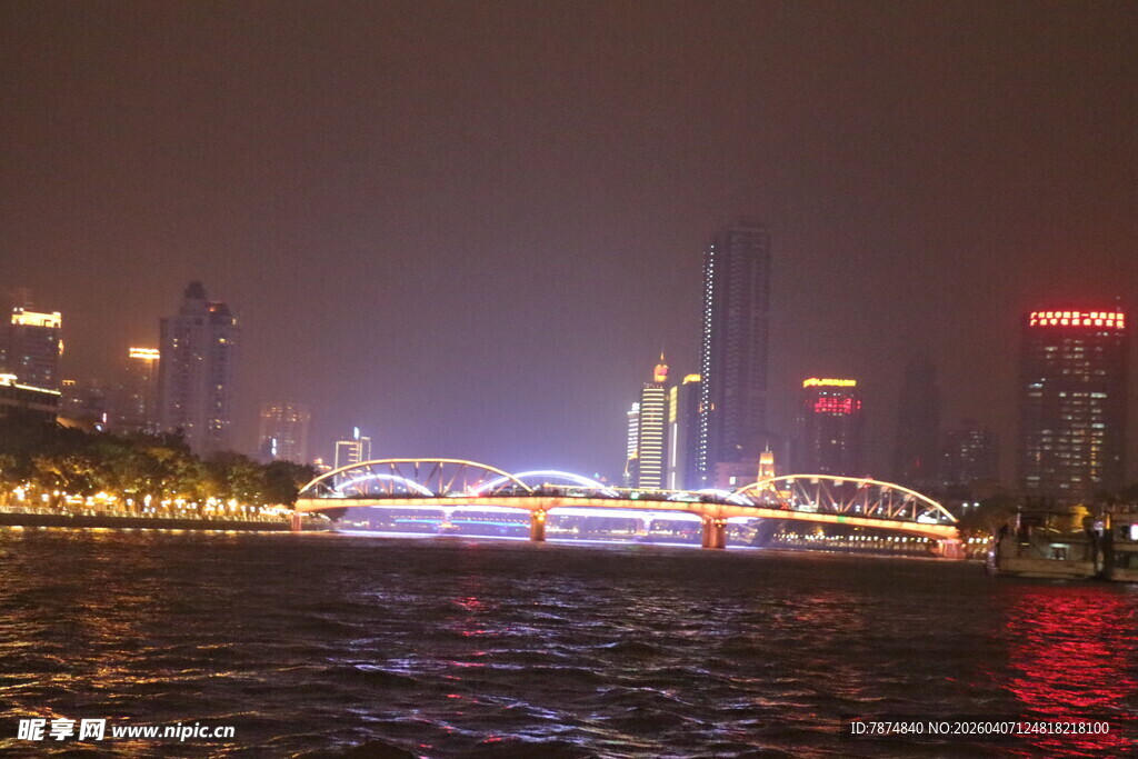 城市夜景中的璀璨桥梁